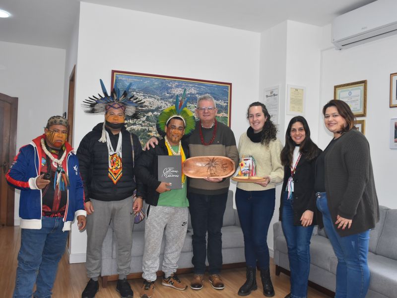 Foto de capa da notícia: Administração Municipal recebe visita dos Indígenas Pataxós, da Bahia