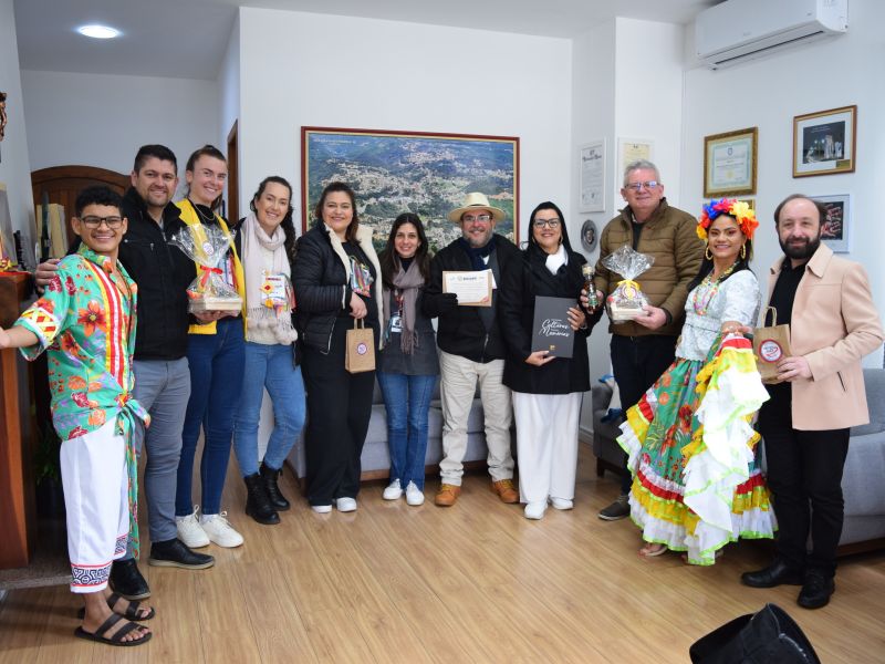 Foto de capa da notícia: Administração Municipal recebe visita do Grupo Parafolclórico Frutos do Pará