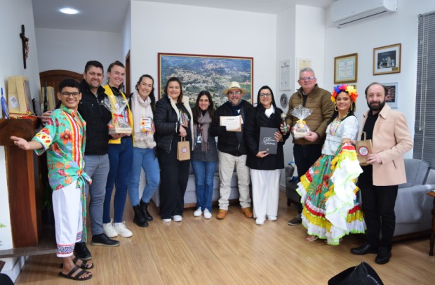 Foto de capa da notícia: Administração Municipal recebe visita do Grupo Parafolclórico Frutos do Pará