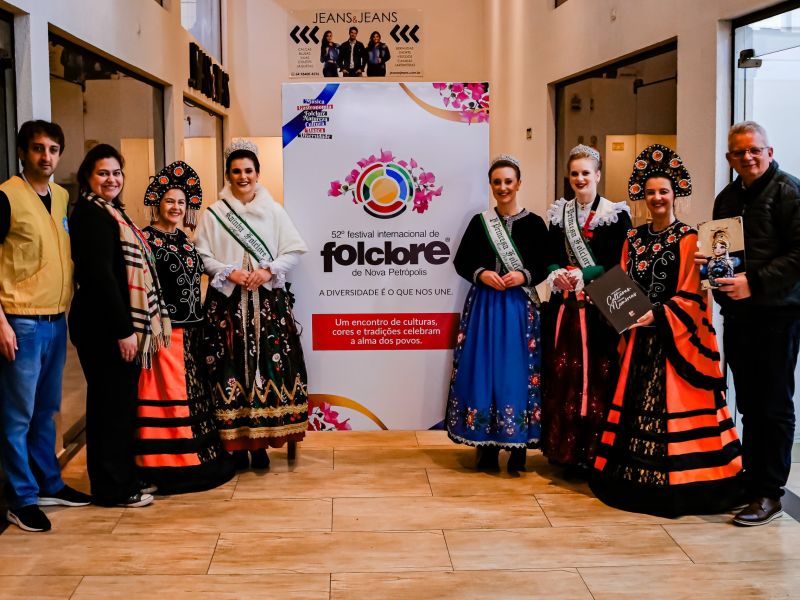 Foto de capa da notícia: Prefeitura de Nova Petrópolis recebe Associação Parafolclórica Angelina Blahobrazoff na Secretaria do 52º Festival Internacional de Folclore