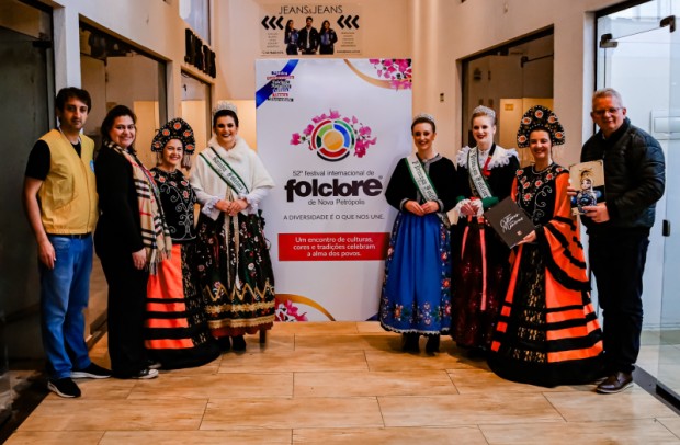 Foto de capa da notícia: Prefeitura de Nova Petrópolis recebe Associação Parafolclórica Angelina Blahobrazoff na Secretaria do 52º Festival Internacional de Folclore