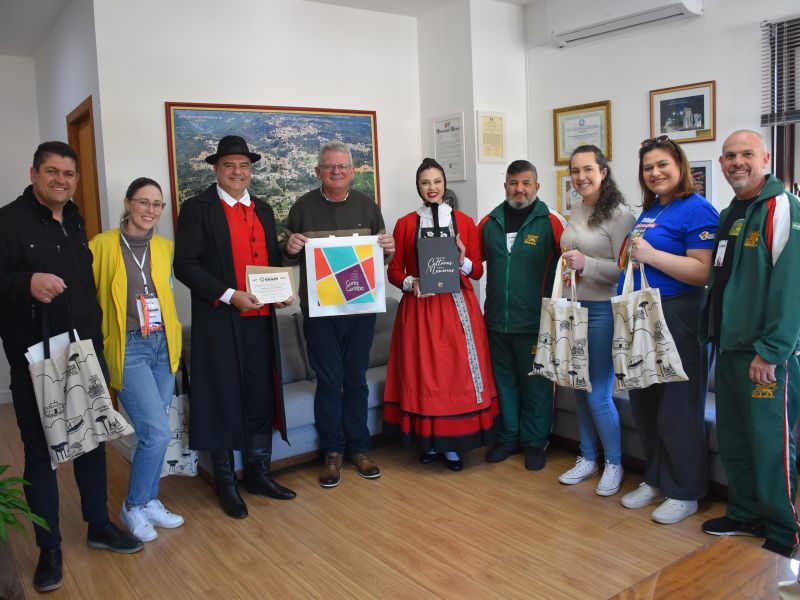 Foto de capa da notícia: Administração Municipal recebe visita do Grupo Folclórico Ítalo Brasileiro Santa Felicidade, de Curitiba, no Paraná