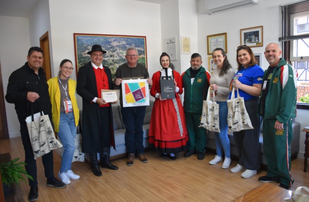 Foto de capa da notícia: Administração Municipal recebe visita do Grupo Folclórico Ítalo Brasileiro Santa Felicidade, de Curitiba, no Paraná
