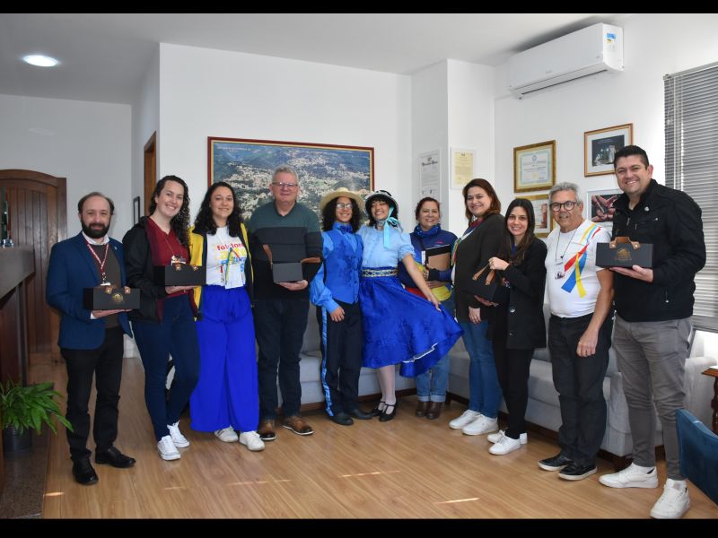 Foto de capa da notícia: Administração Municipal recebe visita do Fitas - Grupo de Tradições Folclóricas de Montes Claros, Minas Gerais