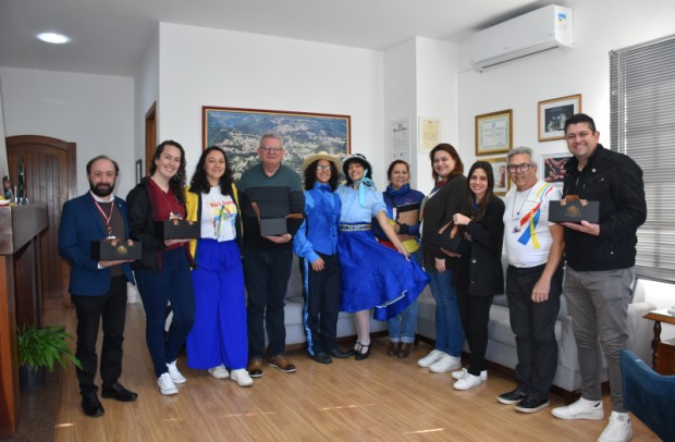 Foto de capa da notícia: Administração Municipal recebe visita do Fitas - Grupo de Tradições Folclóricas de Montes Claros, Minas Gerais