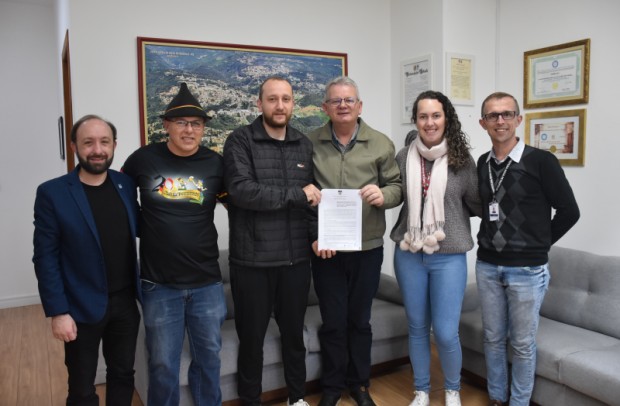 Foto de capa da notícia: Prefeitura de Nova Petrópolis firma parceria para realização do 20º Kerb im Tannenwald