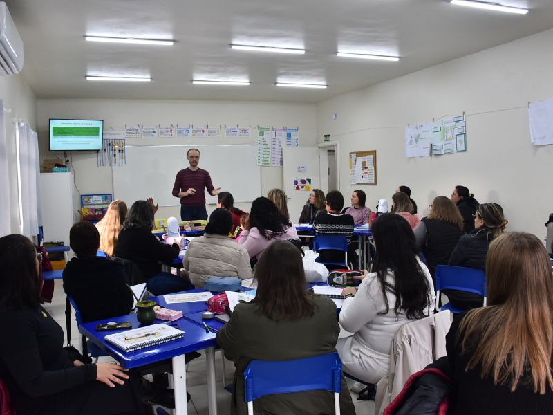Foto de capa da notícia: Secretaria de Educação de Nova Petrópolis promove Formação Alfabetiza Tchê para professores da Rede Municipal de Ensino