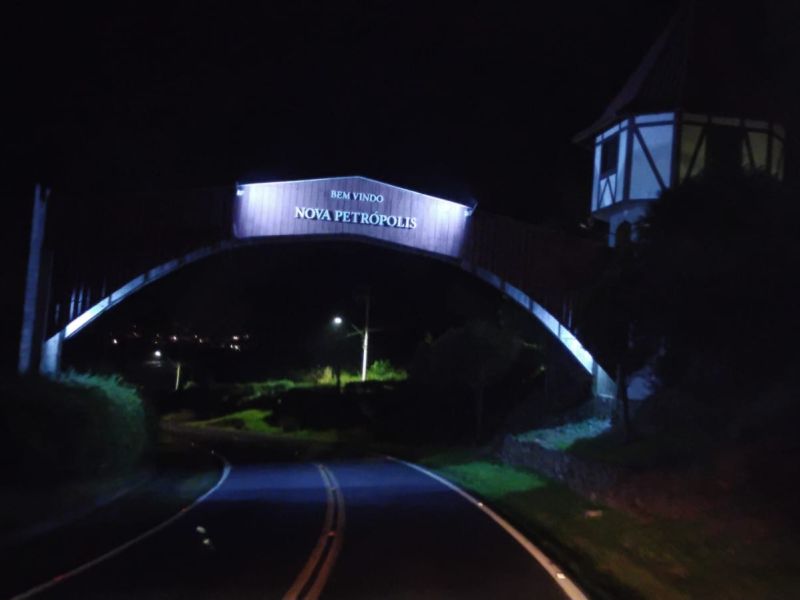 Foto de capa da notícia: Pórtico de Nova Petrópolis recebe melhorias e volta a ter iluminação