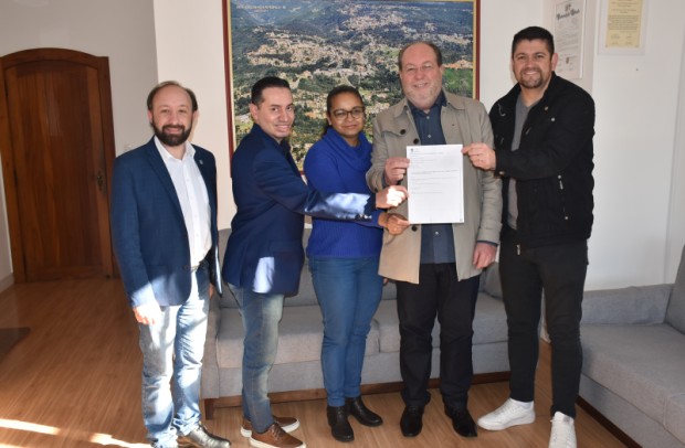 Foto de capa da notícia: Nova Petrópolis e CDL firmam parceria para realização da Magia do Natal 2025