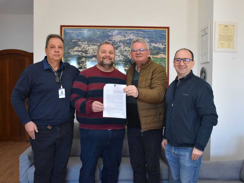 Foto de capa da notícia: Administração Municipal firma termo de fomento para realização do programa Nova em Compras
