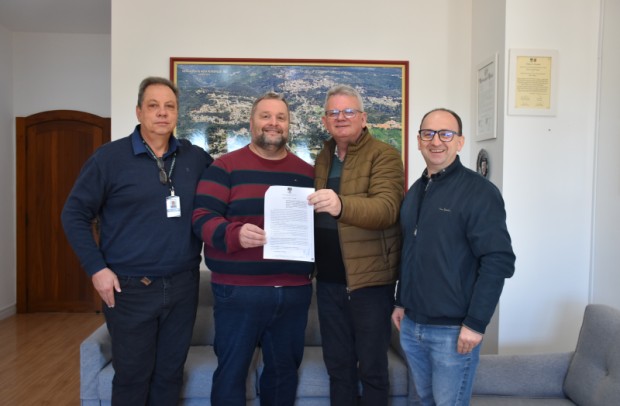 Foto de capa da notícia: Administração Municipal firma termo de fomento para realização do programa Nova em Compras