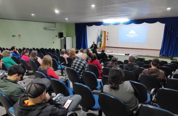 Foto de capa da notícia: Professores do Ensino Fundamental participam de formação sobre Avaliação Interna Municipal dos índices de aprendizagem em Nova Petrópolis