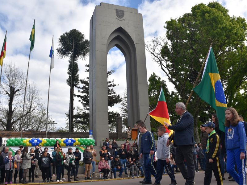 Foto de capa da notícia: Nova Petrópolis retoma Desfile Cívico de Sete de Setembro com grande participação popular após sete anos