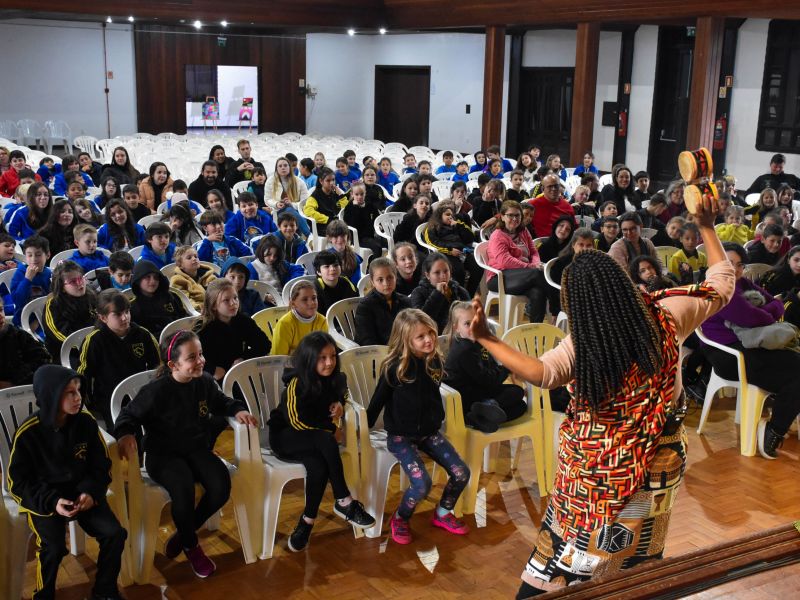 Foto de capa da notícia: Encontro com Escritores reúne estudantes de Nova Petrópolis para bate-papo com autores que estarão na 28ª Feira do Livro