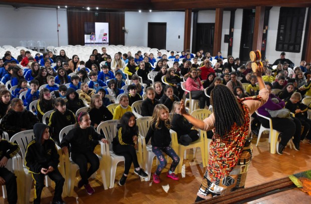 Foto de capa da notícia: Encontro com Escritores reúne estudantes de Nova Petrópolis para bate-papo com autores que estarão na 28ª Feira do Livro