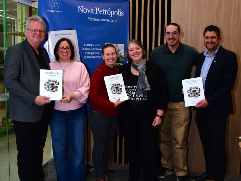 Foto de capa da notícia: Livro Nova Petrópolis: Memórias em Cena foi lançado em comemoração aos 70 Anos do Município