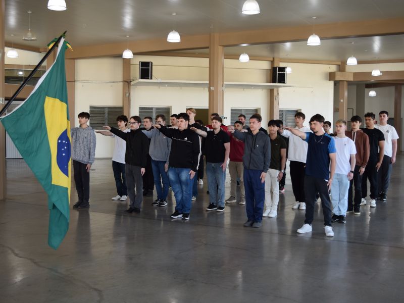 Foto de capa da notícia: Jovens dispensados do Serviço Militar realizam juramento à Bandeira em Nova Petrópolis