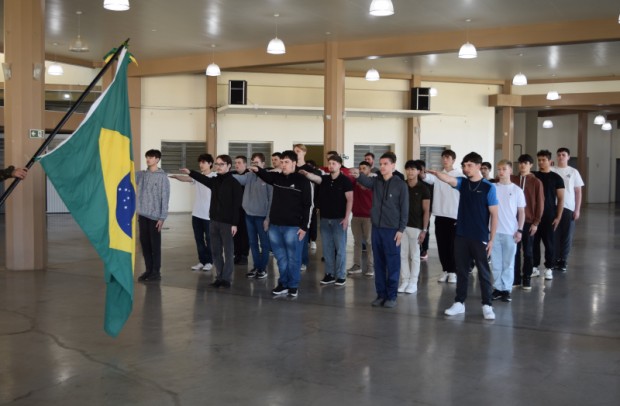 Foto de capa da notícia: Jovens dispensados do Serviço Militar realizam juramento à Bandeira em Nova Petrópolis