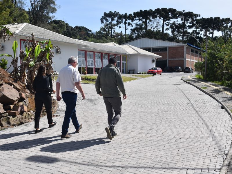 Foto de capa da notícia: Administração Municipal vistoria pavimentação concluída na Linha Imperial