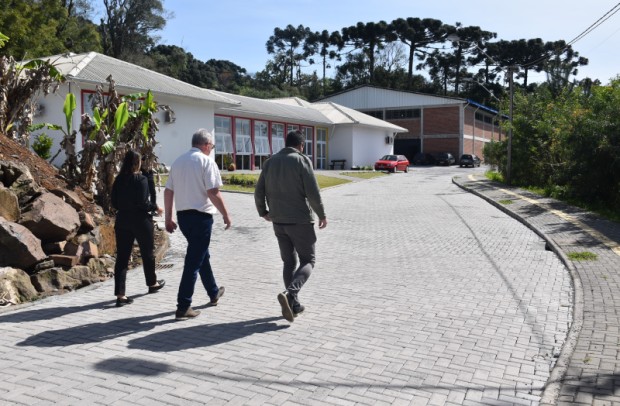 Foto de capa da notícia: Administração Municipal vistoria pavimentação concluída na Linha Imperial