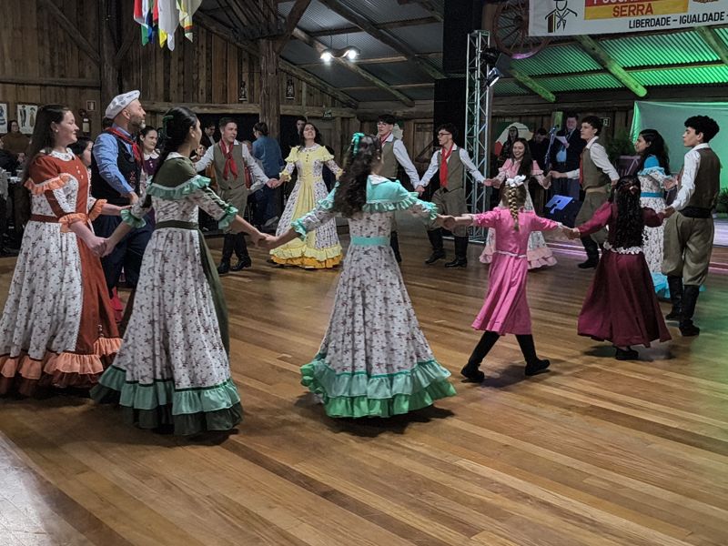 Foto de capa da notícia: SEMANA FARROUPILHA: Escolas Municipais de Ensino Fundamental participam do Festival de Coreografias