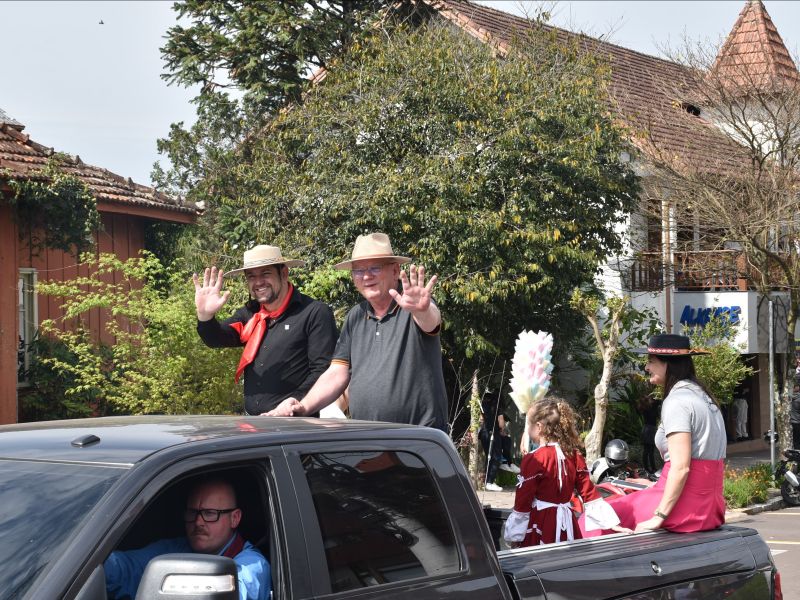 Foto de capa da notícia: Administração Municipal de Nova Petrópolis participa do Desfile Farroupilha 2025