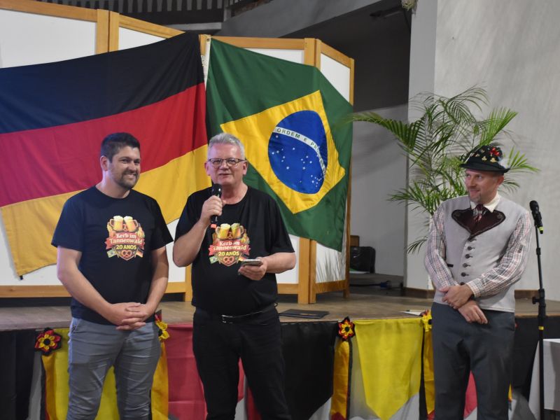 Foto de capa da notícia: Administração Municipal prestigia a 20ª edição do Kerb Im Tannenwald