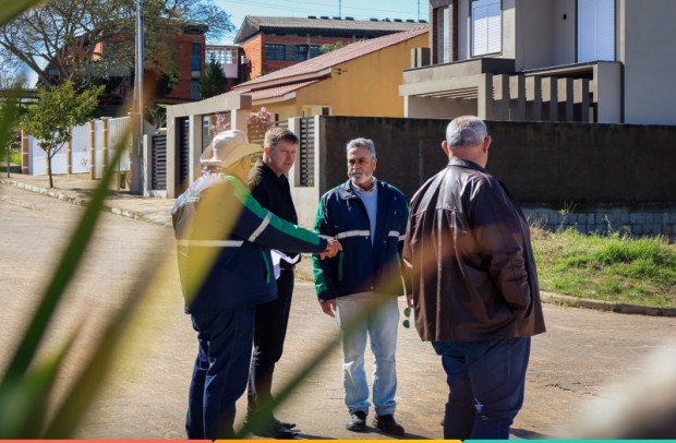 Foto de capa da notícia: Prefeitura e empresas da duplicação da BR-116 alinham obra de drenagem em Cristal