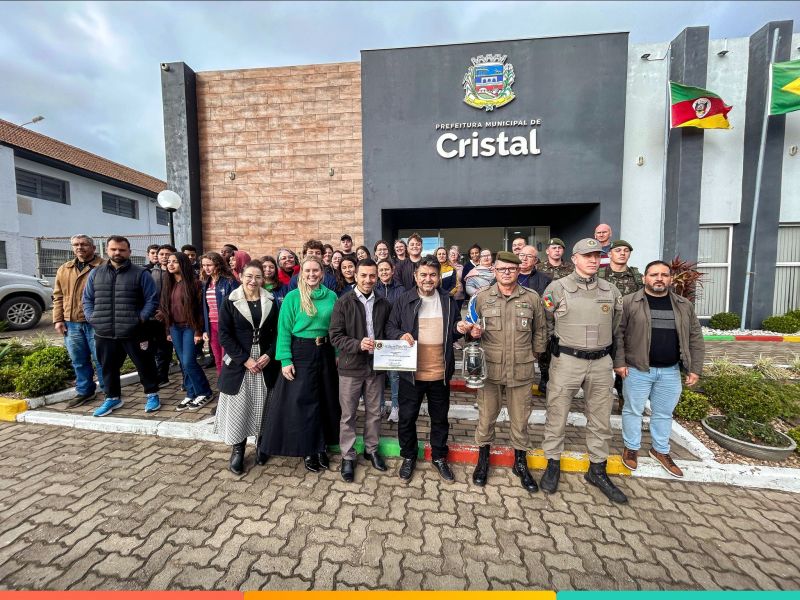 Foto de capa da notícia: Cristal recebe a chama da 88ª Corrida do Fogo Simbólico da Pátria