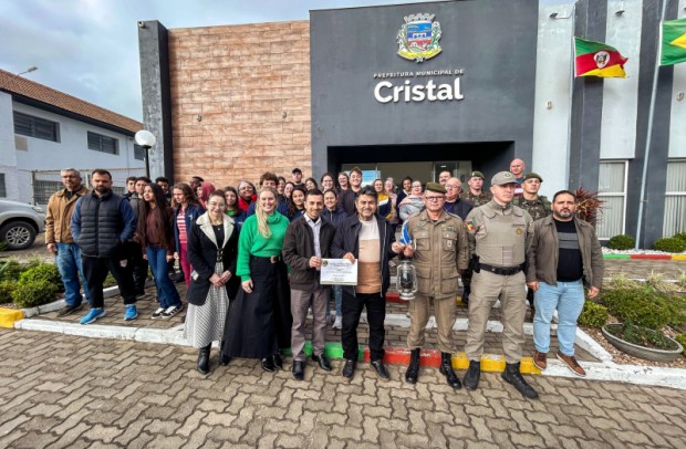 Foto de capa da notícia: Cristal recebe a chama da 88ª Corrida do Fogo Simbólico da Pátria