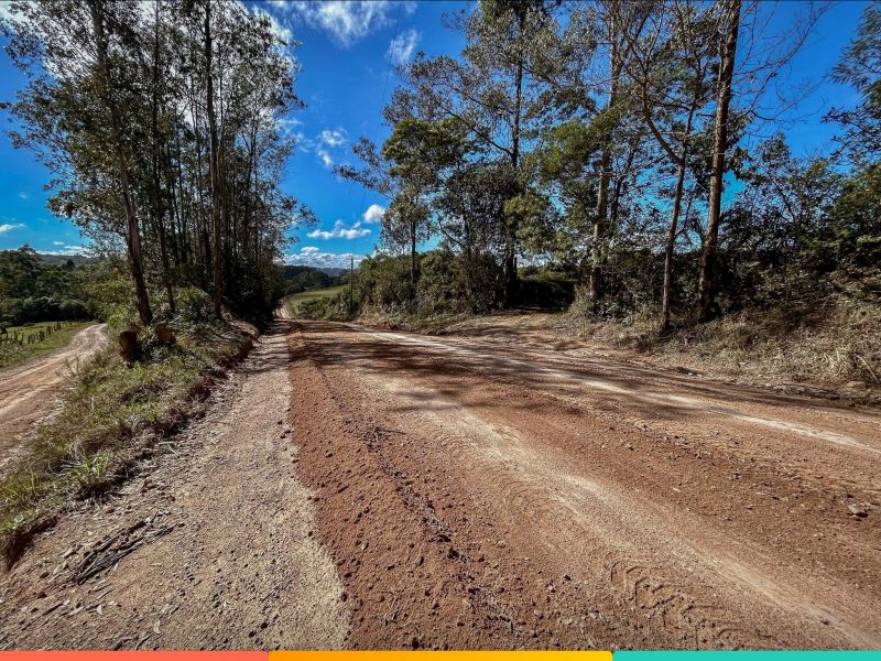 Foto de capa da notícia: Prefeitura realiza recuperação de estradas após cheias em Cristal