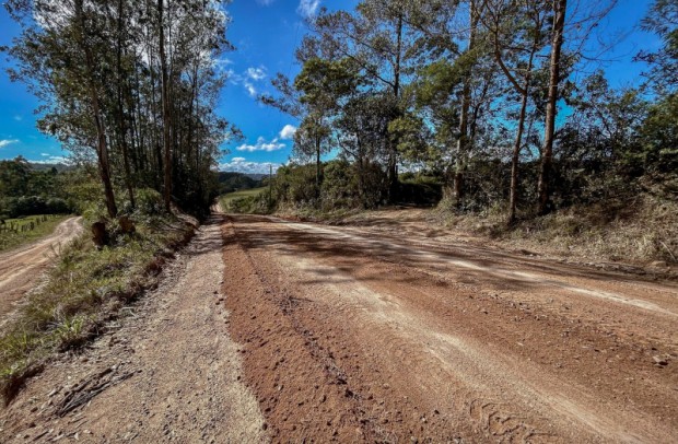 Foto de capa da notícia: Prefeitura realiza recuperação de estradas após cheias em Cristal