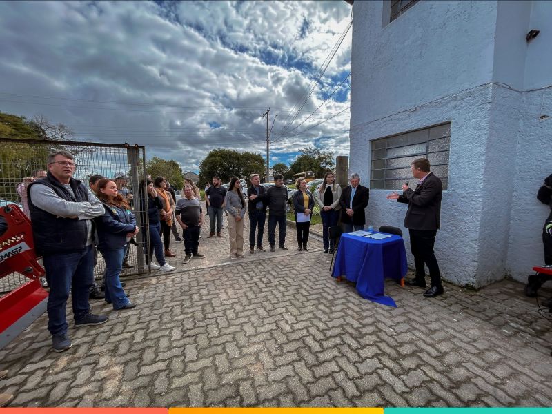 Foto de capa da notícia: Prefeitura entrega implementos agrícolas a associações rurais de Cristal