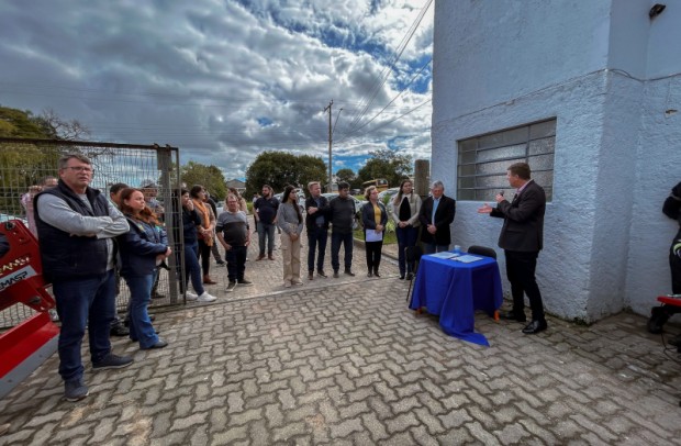 Foto de capa da notícia: Prefeitura entrega implementos agrícolas a associações rurais de Cristal