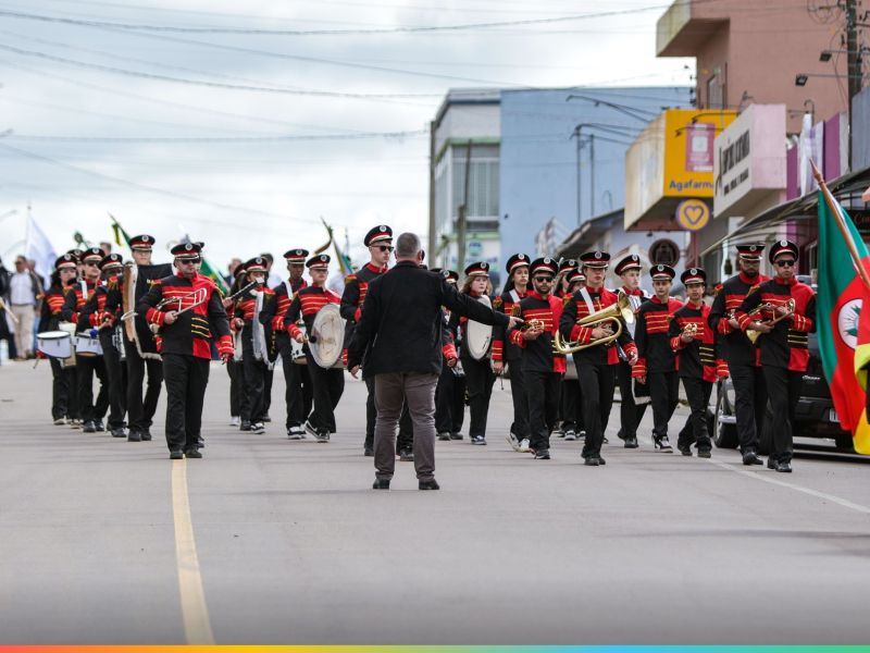Foto de capa da notícia: Desfile Cívico da Semana da Pátria reúne comunidade em Cristal