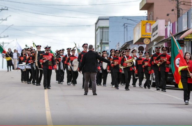 Foto de capa da notícia: Desfile Cívico da Semana da Pátria reúne comunidade em Cristal