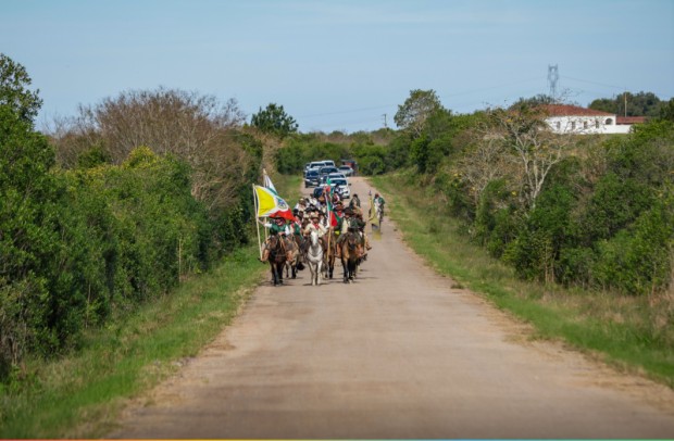 Foto de capa da notícia: Semana Farroupilha começa com chegada da Chama Crioula no CTG General Bento Gonçalves da Silva