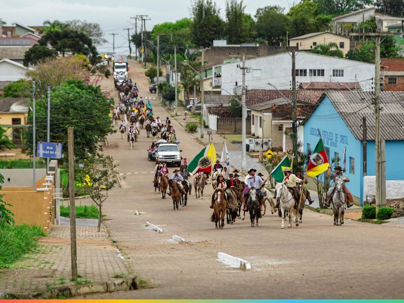 Foto de capa da notícia: Cristal comemora o Dia do Gaúcho com desfile e celebração da tradição