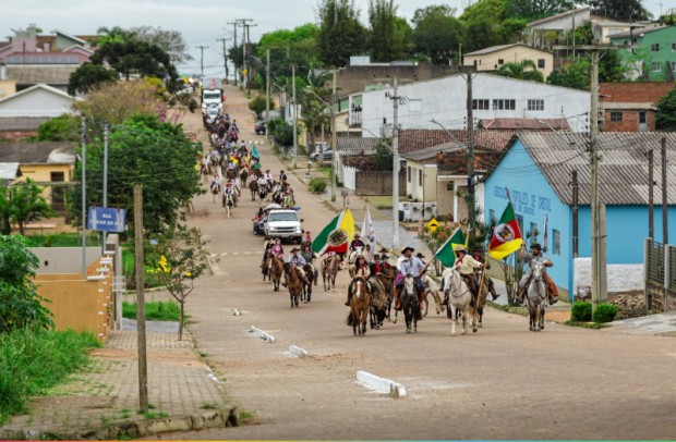 Foto de capa da notícia: Cristal comemora o Dia do Gaúcho com desfile e celebração da tradição