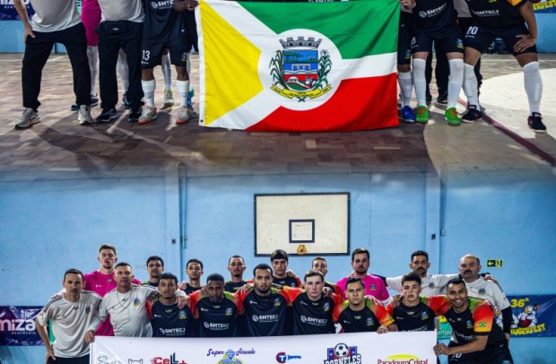 Foto de capa da notícia: Seleção de Cristal estreia na CCDF com garra e apoio da comunidade