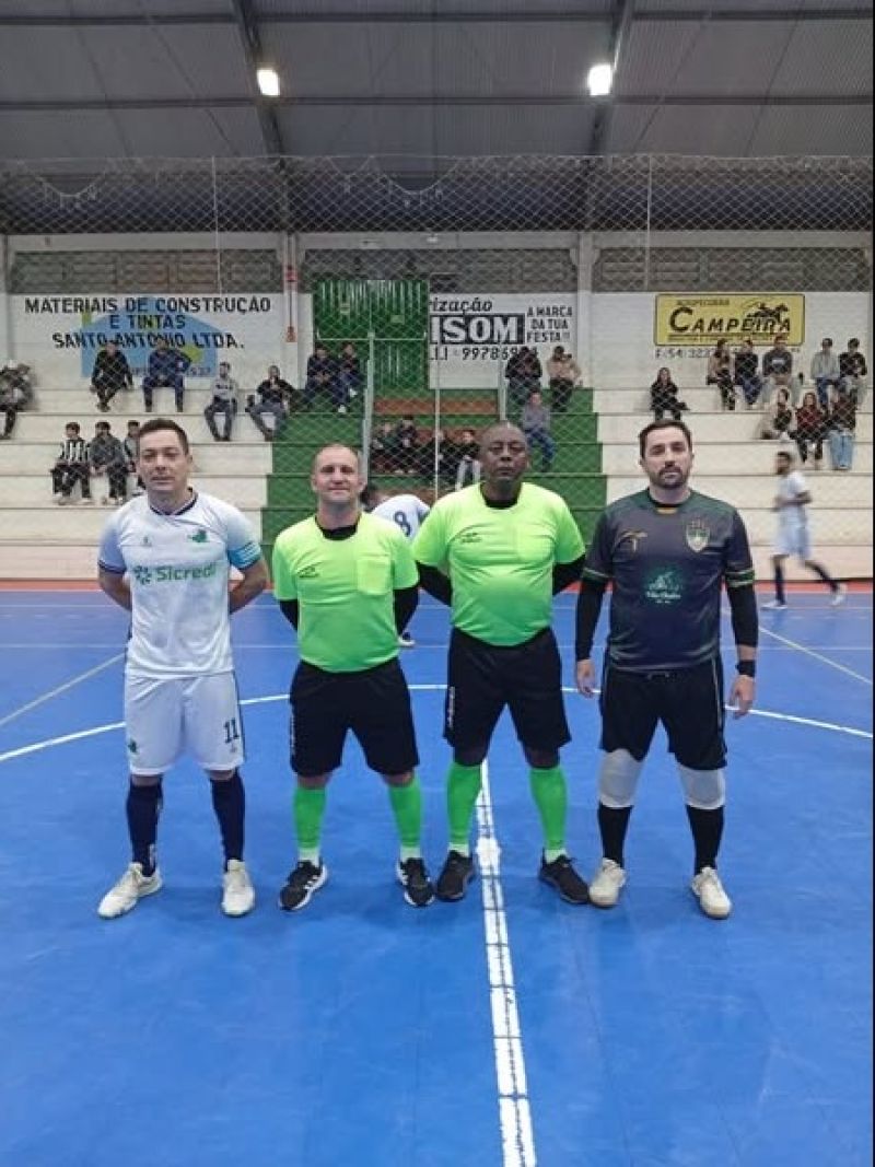 Foto de capa da notícia: Emoção, Goleadas e Equilíbrio na Rodada do Campeonato Municipal de Futsal de Ipê!