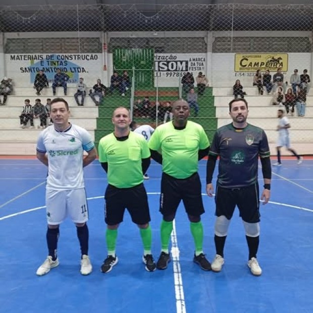 Foto de capa da notícia: Emoção, Goleadas e Equilíbrio na Rodada do Campeonato Municipal de Futsal de Ipê!