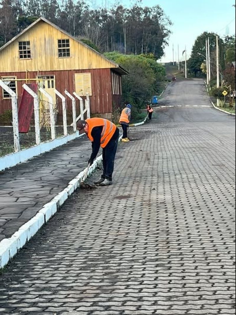 Foto de capa da notícia: Vila São Paulo recebe serviços de capina e pintura