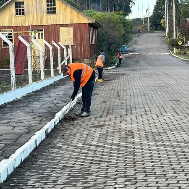 Foto de capa da notícia: Vila São Paulo recebe serviços de capina e pintura