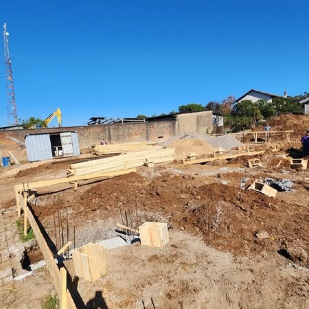 Foto de capa da notícia: Município de Ipê inicia construção do novo Centro Administrativo e Operacional da Secretaria de Obras