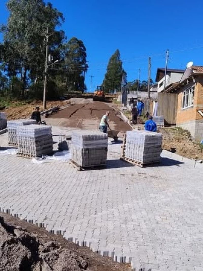 Foto de capa da notícia Rua Delvino Magro ganha nova vida: pavimentação entra na reta final