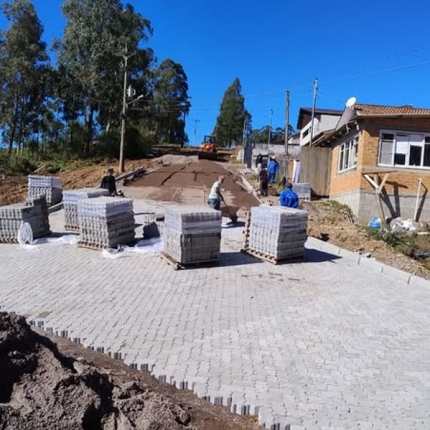Foto de capa da notícia: Rua Delvino Magro ganha nova vida: pavimentação entra na reta final