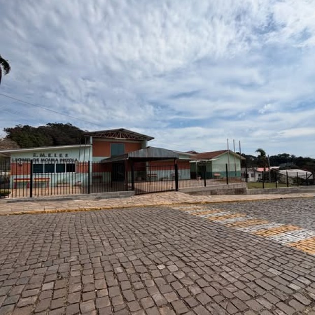 Foto de capa da notícia: Concluída a obra de Cercamento da Escola Leonel de Moura Brizola