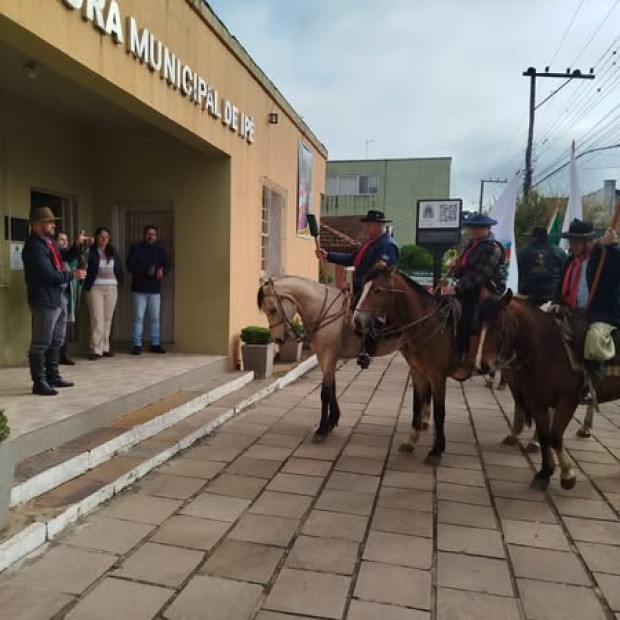 Foto de capa da notícia: Comitiva de cavalarianos busca a Chama Crioula e mantém viva a tradição