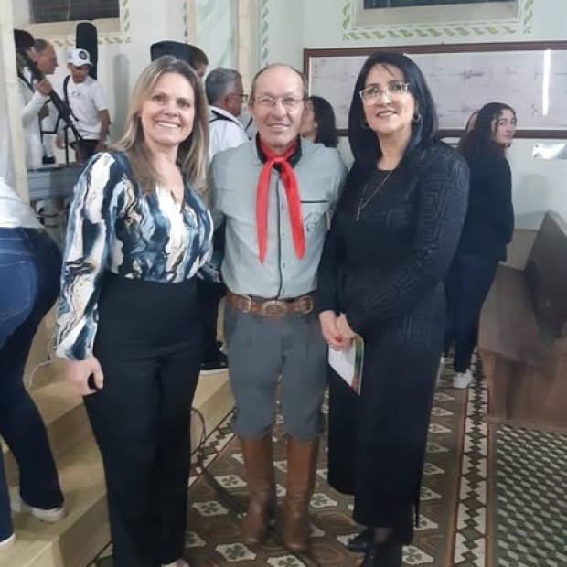 Foto de capa da notícia: Prefeito e Secretárias prestigiam encontro do Coros em Ipê